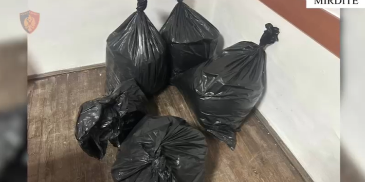 Kapen 5 thasë me drogë në Mirditë, shpallen në kërkim 3 persona