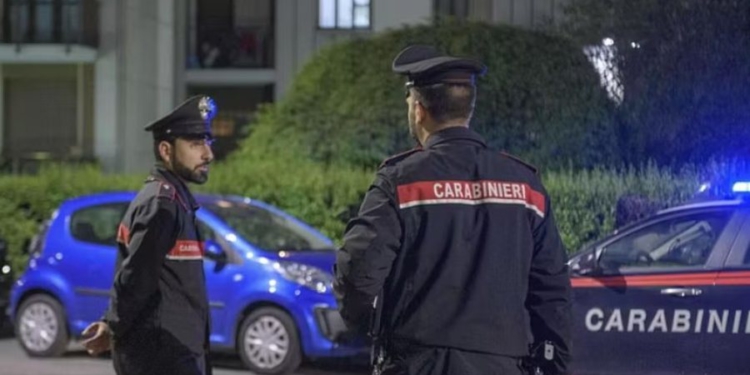 Tentoi vetëvrasje duke u hedhur nga ballkoni, por godet një 83-vjeçare, vetë shpëton, gruaja vdes
