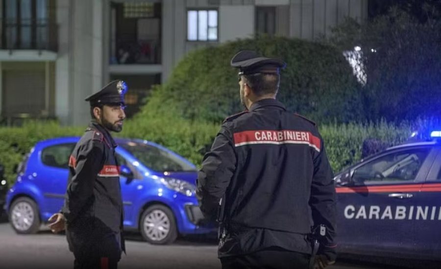 Tentoi vetëvrasje duke u hedhur nga ballkoni, por godet një 83-vjeçare, vetë shpëton, gruaja vdes