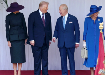 Trump thyen protokollin në Britani, u vonua 21 minuta dhe nuk u përkul para çiftit mbretëror