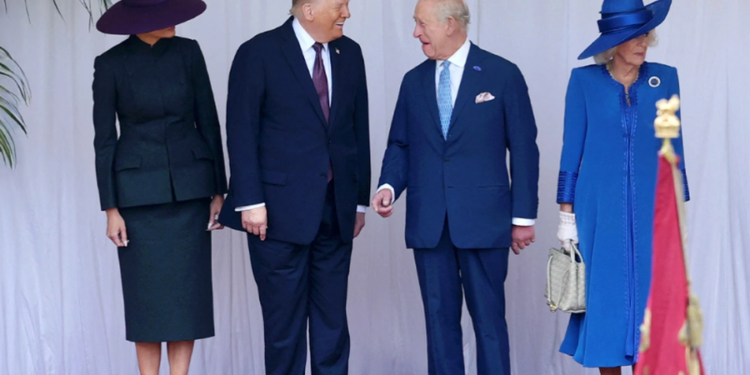 Trump thyen protokollin në Britani, u vonua 21 minuta dhe nuk u përkul para çiftit mbretëror