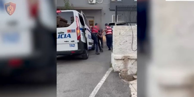 Mbante në shtëpi armë zjarri dhe municion luftarak, arrestohet 50-vjeçari në Konispol