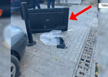 Pistoleta të fshehura brenda televizorit / Trafikonin armë nga Shqipëria në Angli, dy të arrestuar në Tiranë