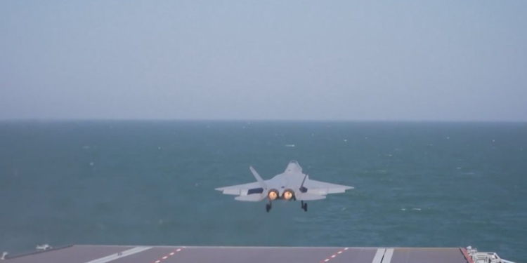 FOTO / Shfaqet bombarduesi i padukshëm, Kina teston aeroplanmbajtësen e fundit