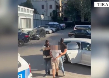 I vodhi të dhënat e rrjeteve sociale dhe kërcënonte 23-vjeçaren përmes fotove, arrestohet i riu