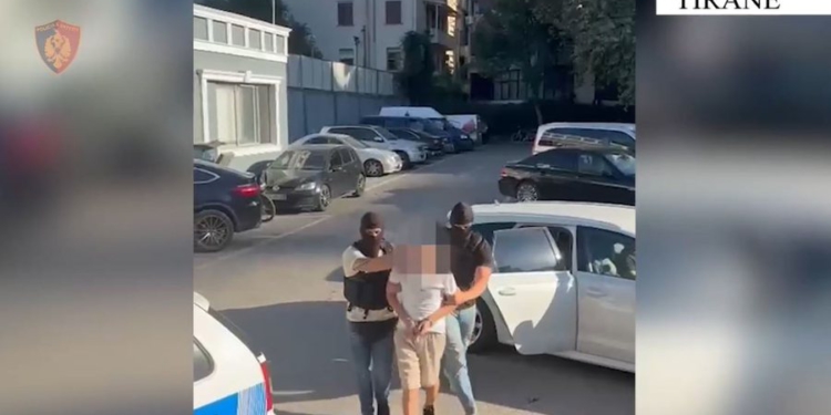 I vodhi të dhënat e rrjeteve sociale dhe kërcënonte 23-vjeçaren përmes fotove, arrestohet i riu