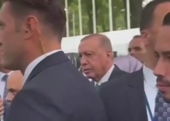 “Ndal! Po kalon Trump”, pas Macron edhe Erdogan bllokohet nga autokolona e Presidentit amerikan