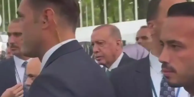 “Ndal! Po kalon Trump”, pas Macron edhe Erdogan bllokohet nga autokolona e Presidentit amerikan