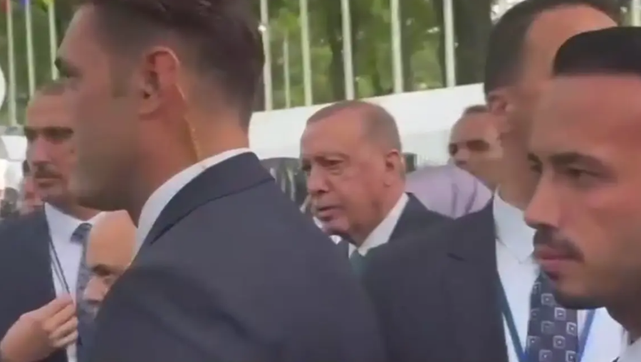 “Ndal! Po kalon Trump”, pas Macron edhe Erdogan bllokohet nga autokolona e Presidentit amerikan