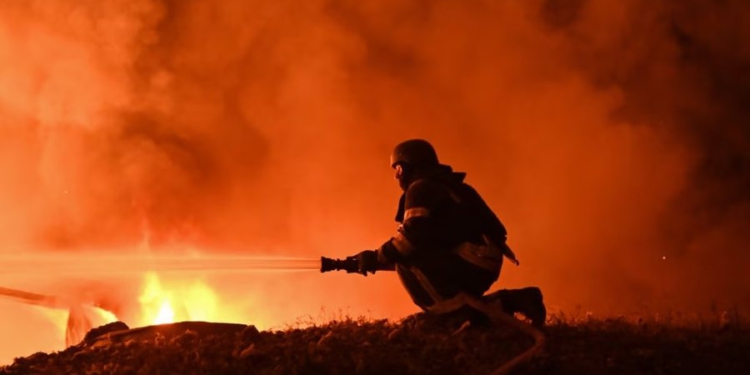 Sulmet ruse lënë Harkivin në terr, Ukraina bombardon një rafineri në Rusi