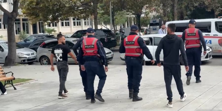 Vlorë, i riu futet në mbledhjen e Këshillit Bashkiak dhe ofendon anëtarët, shoqërohet nga policia
