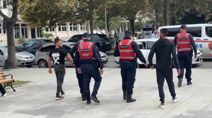 Vlorë, i riu futet në mbledhjen e Këshillit Bashkiak dhe ofendon anëtarët, shoqërohet nga policia