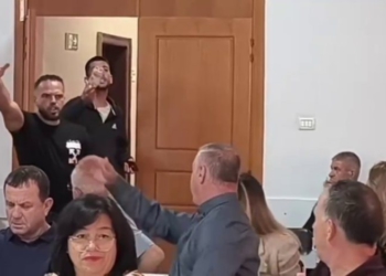 Kërkoi dëmshpërblimin e munguar, procedohet i riu që hyri në mbledhjen e Këshillit në Vlorë