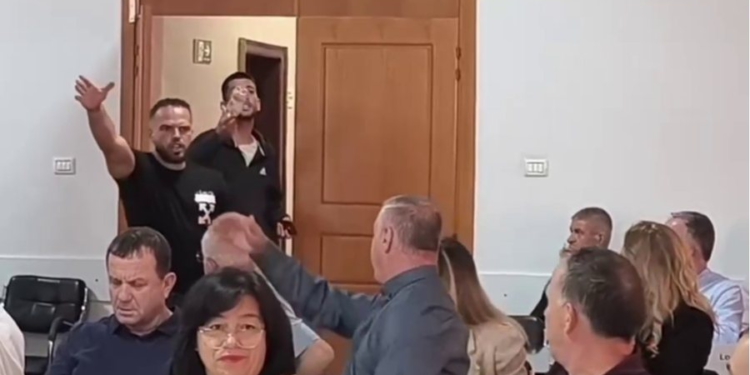 Kërkoi dëmshpërblimin e munguar, procedohet i riu që hyri në mbledhjen e Këshillit në Vlorë