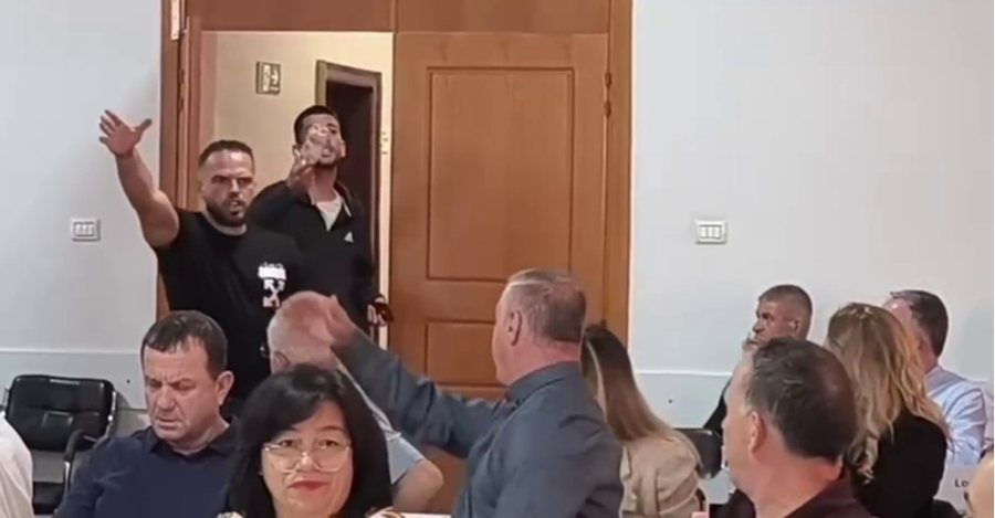 Kërkoi dëmshpërblimin e munguar, procedohet i riu që hyri në mbledhjen e Këshillit në Vlorë