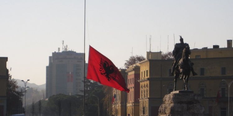 Sot flamujt në gjysmë shtizë, ditë zie për Dhimitër Anagnostin