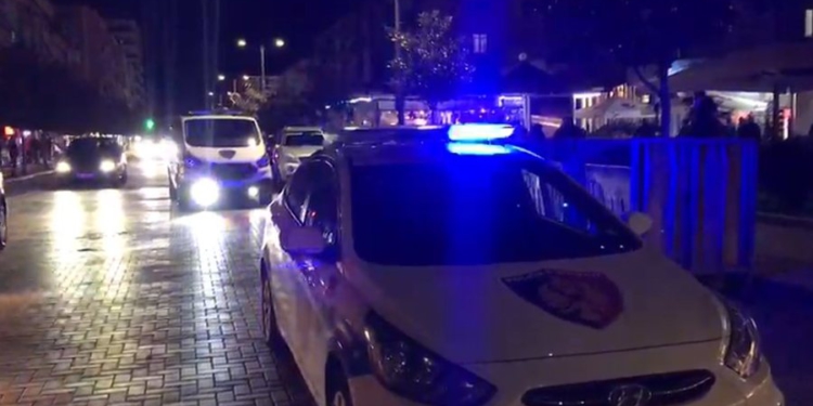 Gëlltiti kokainën që mos ja gjente policia, përfundon në spital i riu në Elbasan