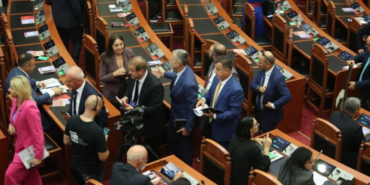 Qokë jo vetëm Metës! Zbulohen deputetët që Berisha i dha Mediut për Grup Parlamentar