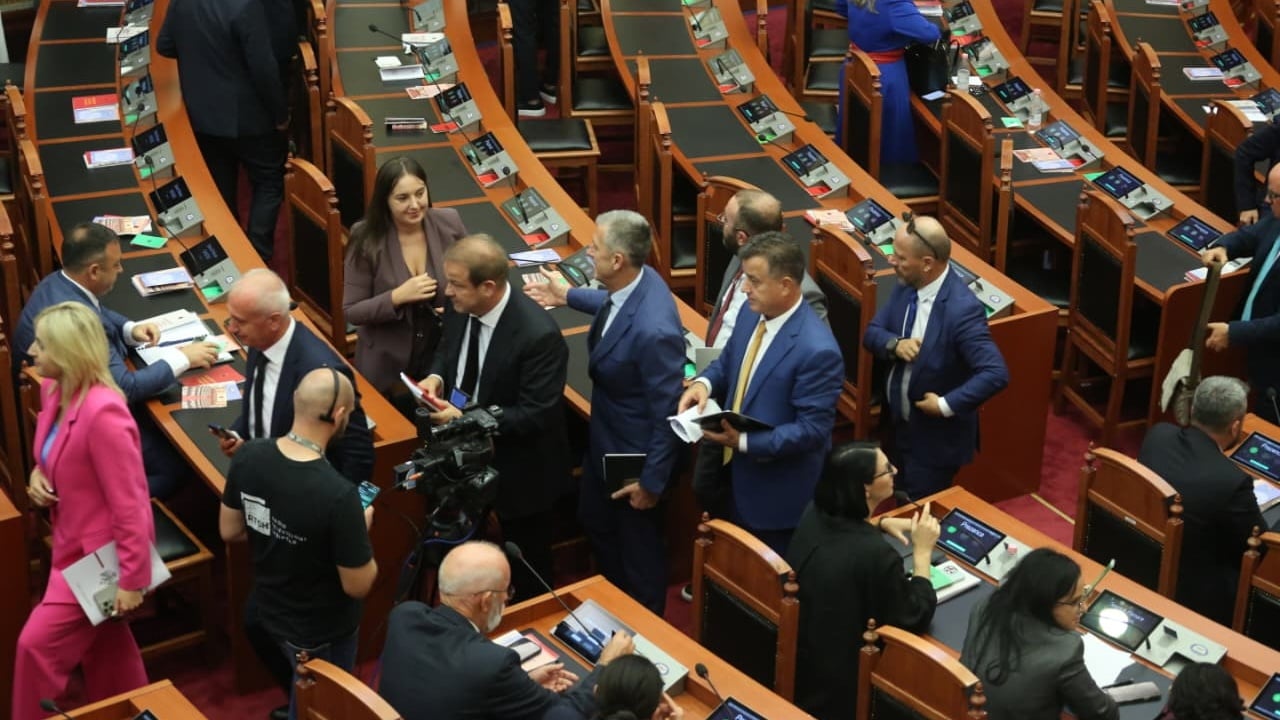 Qokë jo vetëm Metës! Zbulohen deputetët që Berisha i dha Mediut për Grup Parlamentar
