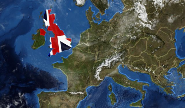 Debat i nxehtë në Britani, a do t’u hiqet emigrantëve “arma” që përdorin për t’i shpëtuar dëbimit?