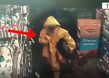 VIDEO / Theu xhamin e marketit dhe vodhi paratë, arrestohet 32-vjeçari në Tiranë