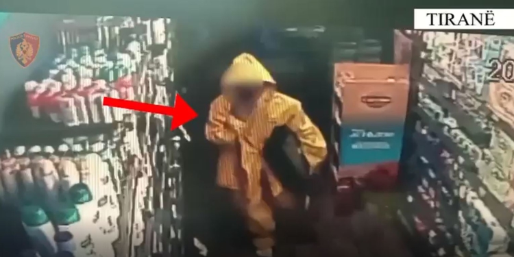 VIDEO / Theu xhamin e marketit dhe vodhi paratë, arrestohet 32-vjeçari në Tiranë