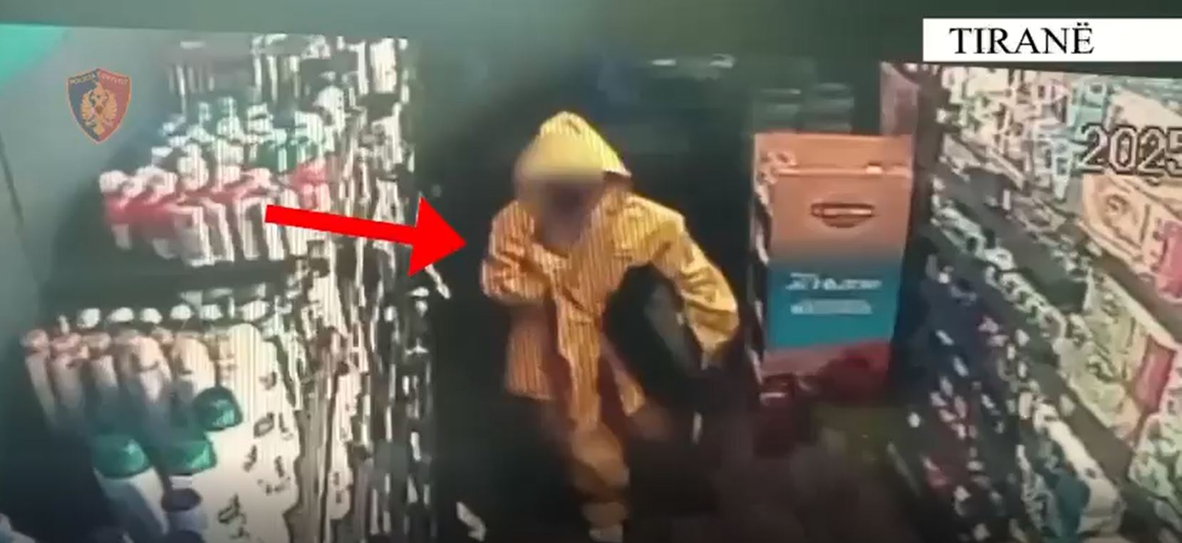 VIDEO / Theu xhamin e marketit dhe vodhi paratë, arrestohet 32-vjeçari në Tiranë