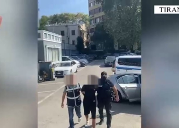 Mori pakon e kanabisit nga posta, arrestohet 20-vjeçari në Tiranë