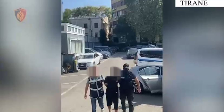 Mori pakon e kanabisit nga posta, arrestohet 20-vjeçari në Tiranë