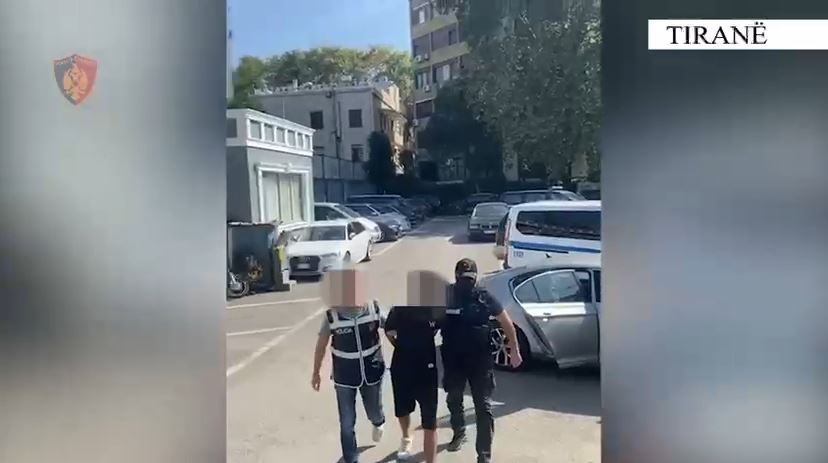 Mori pakon e kanabisit nga posta, arrestohet 20-vjeçari në Tiranë