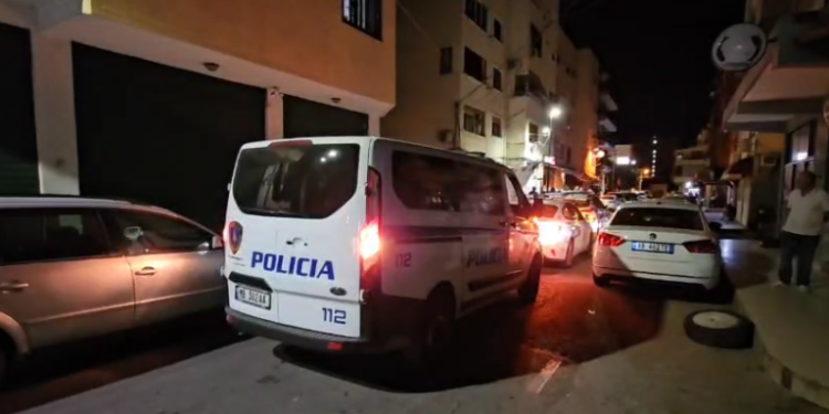 Durrës, vritet me thikë 51-vjeçari, gjendet i pajetë brenda banesës së tij (VIDEO/ EMRI) 