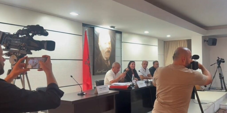 Pas dorëheqjes së Ermal Dredhës, Elis Halili zgjidhet kryetari i ri i Bashkisë së Vlorës