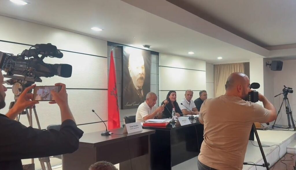 Pas dorëheqjes së Ermal Dredhës, Elis Halili zgjidhet kryetari i ri i Bashkisë së Vlorës