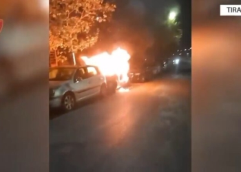 Dogji automjetin e një gruaje në Tiranë, arrestohet 34-vjeçari. Ja momenti kur i vë flakën (VIDEO)