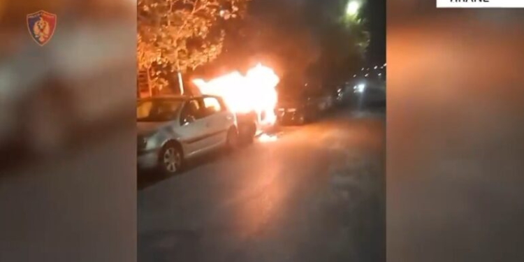 Dogji automjetin e një gruaje në Tiranë, arrestohet 34-vjeçari. Ja momenti kur i vë flakën (VIDEO)