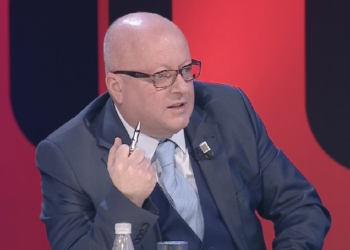 “Votat pro për interesa të ndryshme”, Gjokutaj për shkarkimin e Veliajt: Luftuam shumë për këtë dasmë dhe një ditë e gjetëm shtruar