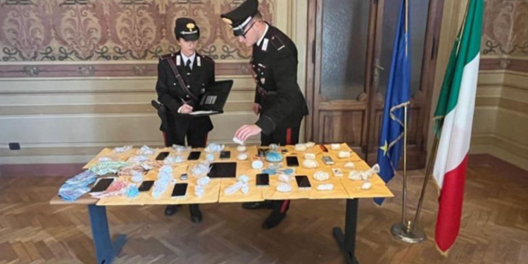 U kap duke shpërndarë kokainë, i riu shqiptar arrestohet nga policia në Itali! Në pranga edhe bashkëpunëtori