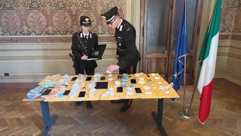 U kap duke shpërndarë kokainë, i riu shqiptar arrestohet nga policia në Itali! Në pranga edhe bashkëpunëtori
