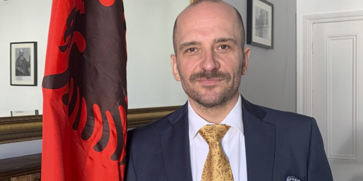 Ambasadori shqiptar i drejtohet Nigel Farage: Pretendimet e tua për emigrantët shqiptarë janë të pavërteta!