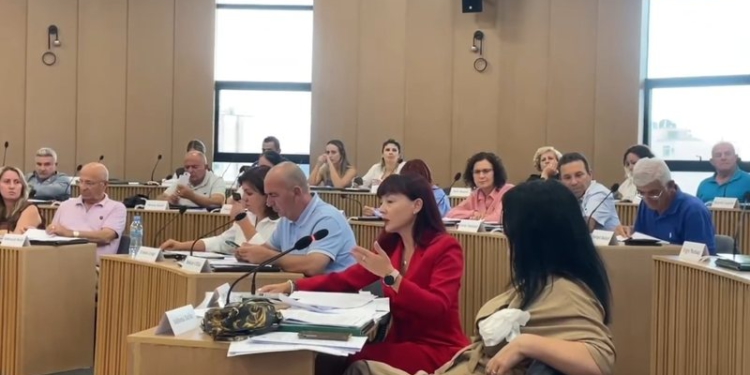 “S’ka marrëveshje të fshehta për shpronësimin e Teatrit Skampa”/ Anëtarja e Këshillit Bashkiak të Elbasanit përgënjeshtron median e Xenit