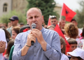 Rrethimi i Rrugës Egnatia me asfalt, kryebashkiaku i Peqinit s’pranon kritikat: Rruga shfrytëzohet edhe nga banorët e zonës