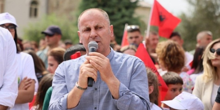 Rrethimi i Rrugës Egnatia me asfalt, kryebashkiaku i Peqinit s’pranon kritikat: Rruga shfrytëzohet edhe nga banorët e zonës