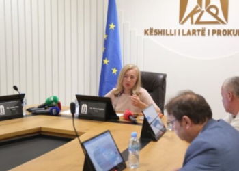 “Çfarë jemi ne, agjenci udhëtimi?”/Përplasje në KLP, akuza për abuzim me buxhetin