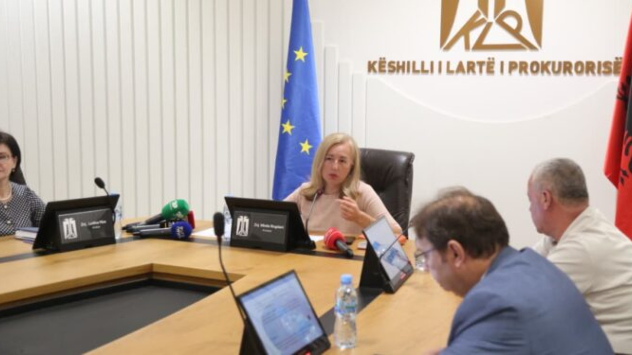 “Çfarë jemi ne, agjenci udhëtimi?”/Përplasje në KLP, akuza për abuzim me buxhetin
