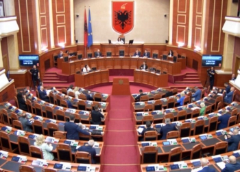 AGSH thirrje Peleshit edhe maxhorancës: Nuk mund t’i mbyllni dyert e Kuvendit për median!