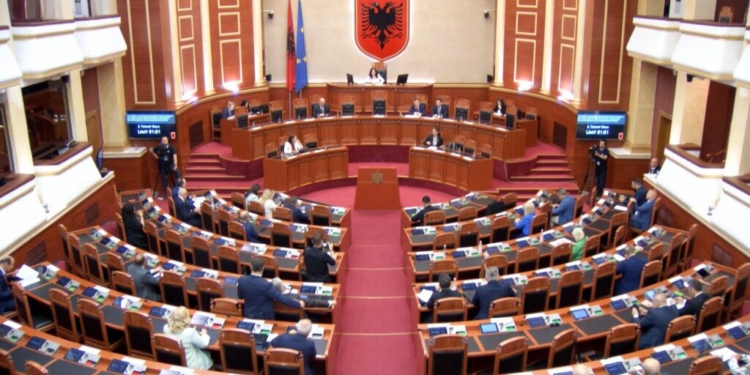 AGSH thirrje Peleshit edhe maxhorancës: Nuk mund t’i mbyllni dyert e Kuvendit për median!