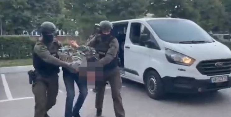 VIDEO/ Të shpallur në kërkim për rrëmbimin dhe vrasjen e Renis Dobrës, pamje nga arrestimi i dy vëllezërve Bushgjoka