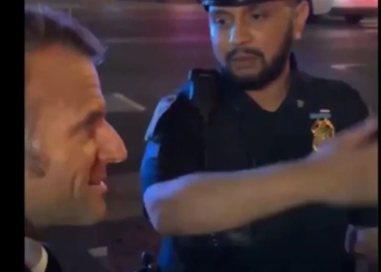 Policia e ndalon sepse po kalonte eskorta e Trump, Macron telefonon presidentin: Po pres në rrugë sepse po kaloni ju.. (VIDEO) 