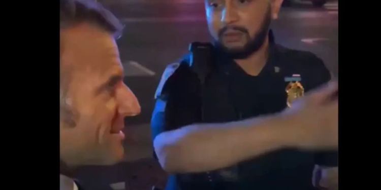 Policia e ndalon sepse po kalonte eskorta e Trump, Macron telefonon presidentin: Po pres në rrugë sepse po kaloni ju.. (VIDEO)