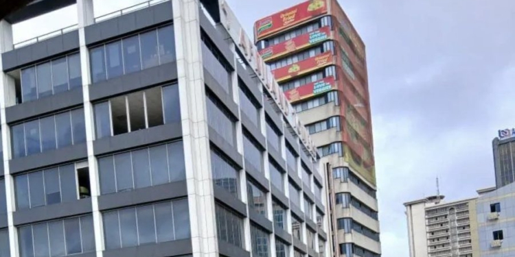 Të paktën 10 viktima/ Njerëzit hidhen nga dritaret pasi zjarri përfshin ndërtesën